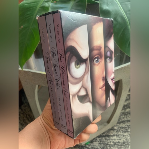 Disney's Boxed Serena Valentino Villains paper back books - Picture 2 of 6